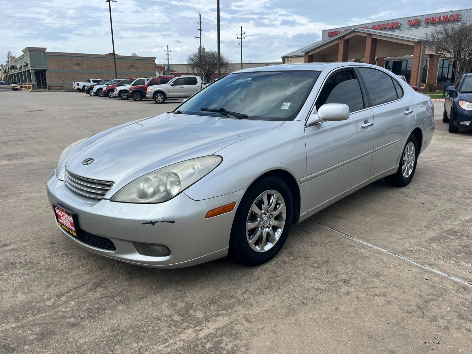 2003 SILVER /gray Lexus ES 300 Sedan (JTHBF30G135) with an 3.0L V6 DOHC 24V engine, 5-Speed Automatic Overdrive transmission, located at 14700 Tomball Parkway 249, Houston, TX, 77086, (281) 444-2200, 29.928619, -95.504074 - Photo #2